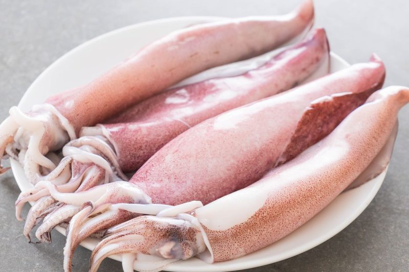 Benda Mirip Plastik di Dalam Cumi Ini Viral, Warganet: 'Itu Tulang Punggung Keluarga yang Hilang